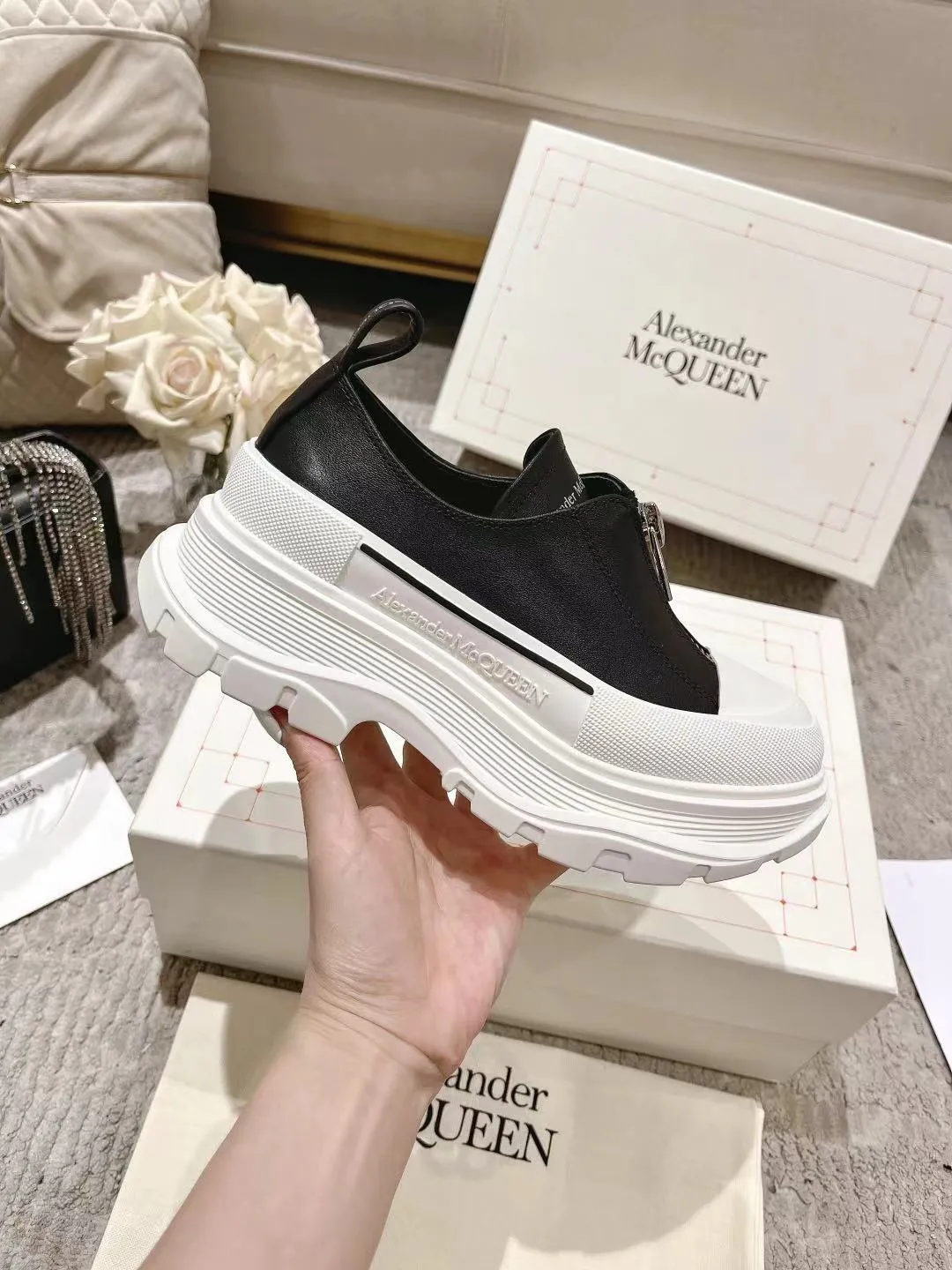 👟👟Ex-factory price 600👟👟 Men's size +10 2023 McQueen classic hot style, top version! ALEXANDERAIexanderMcQUEEN✅ has been certified. The latest 2023 counters will be launched at the same time, international T stage catwalk models. 💯Purchased from top ZP, the original version is 1:1 customized, perfectly reproduced, embellished with waterproof zippers on off-road inspired clothing, with imported anti-wear super soft sock cuffs, 3D glue bright strips, excellent comfort, outsole: original TPU double-layer combination outsole. Fabric: Imported silk cow leather Lining: Imported super soft Lycra/space cloth Foot pads: Imported silk sheepskin Size: 35-40 for women, 39-45 for men. Color: all black, black and white, all white, (add 10 for men’s model)